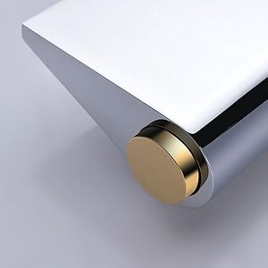 Séquence rapprochée montrant une surface ou un matériau métallique doré et argenté manipulé sur un fond gris clair.