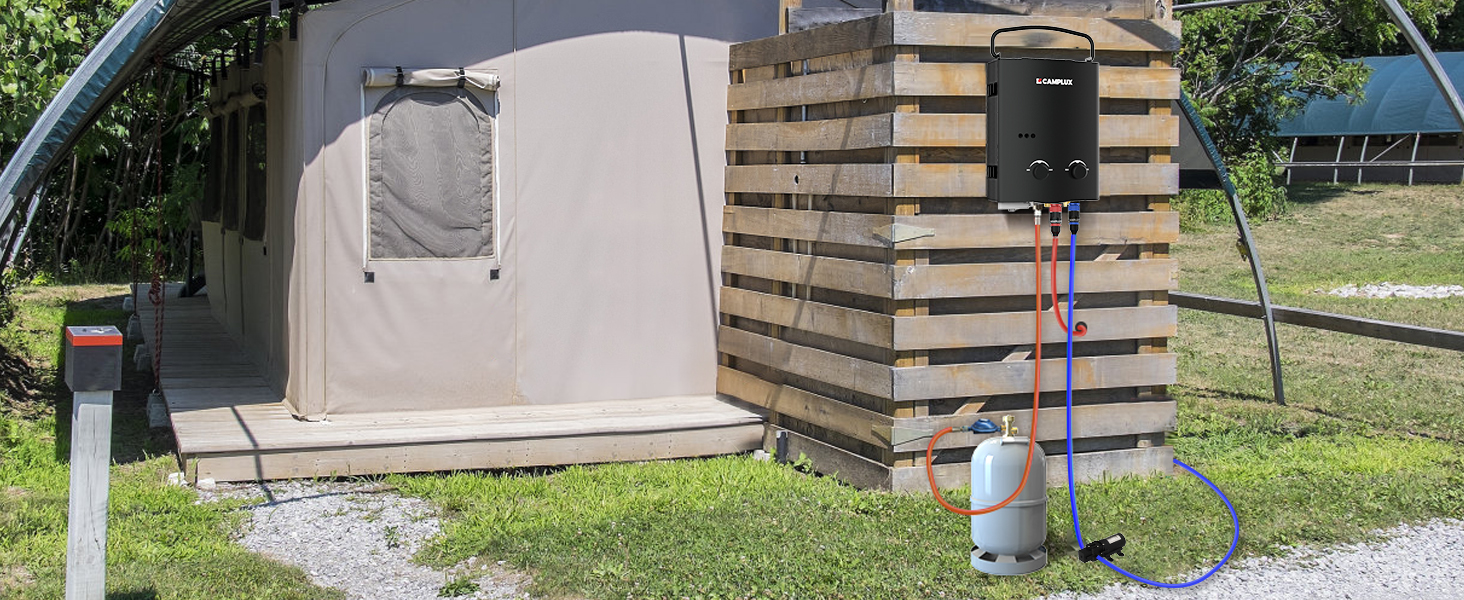 Configuration de camping en plein air avec tente beige et structure de palettes en bois, système de gaz ou d'eau portable visible au premier plan