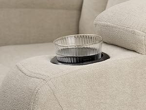 Primo piano di un cuscino da divano imbottito beige con portabicchieri circolare incorporato contenente
