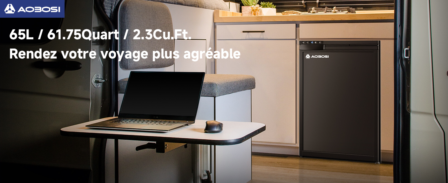 Réfrigérateur compact à l'intérieur d'un véhicule, à côté d'une petite table avec un ordinateur portable. Le texte indique une capacité de 65 L/61,75 quart/2,3 pieds cubes. Nom de marque Aobosi visible
