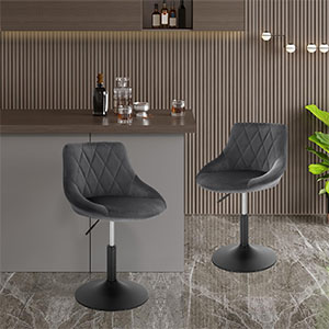 Dos taburetes de bar acolchados grises con bases giratorias en una cocina moderna, con paredes revestidas de madera y luces colgantes