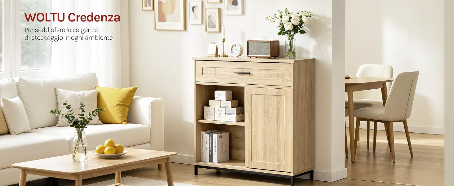Il testo recita «WOLTU Credenza», «Set... Kollektion». Interno del soggiorno con credenza beige con scaffali aperti, oggetti decorativi, poltrona color crema, tavolino e composizione floreale su sfondo neutro.