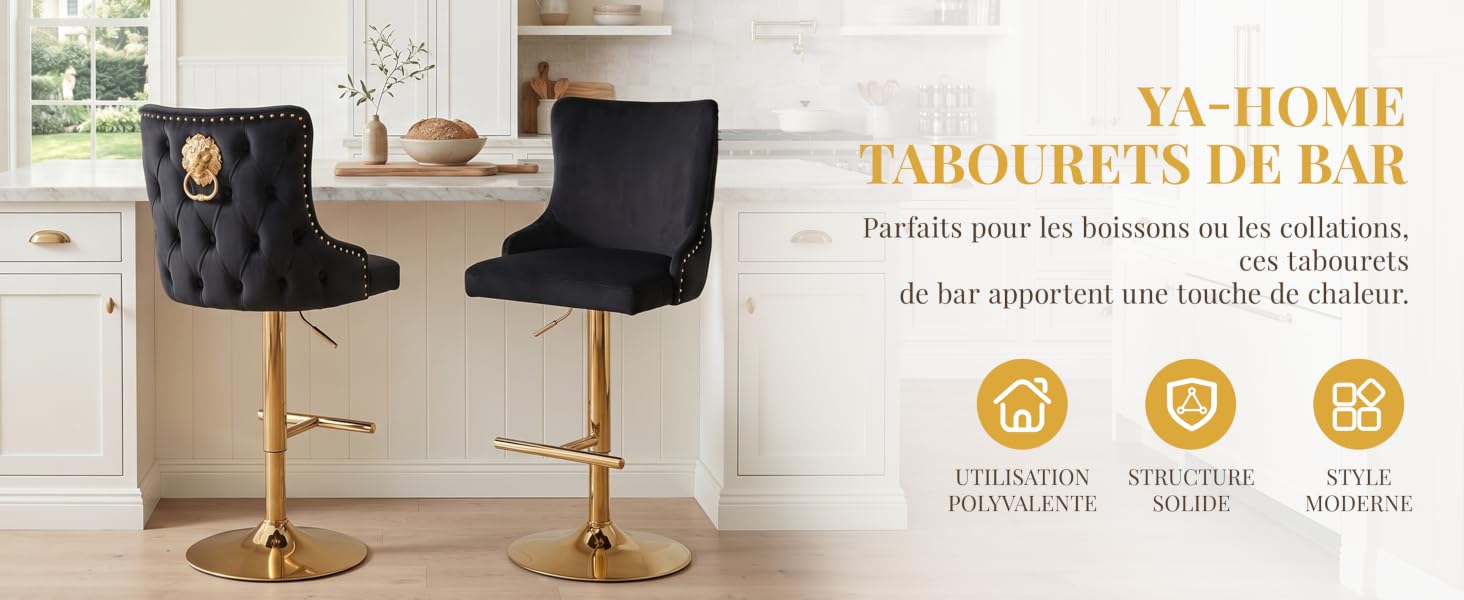 Le texte se lit comme suit : « LA HOME TABOURETS EN BAR ». Deux tabourets de bar rembourrés noirs avec bases en métal doré dans un cadre de bureau à domicile moderne avec étagères.