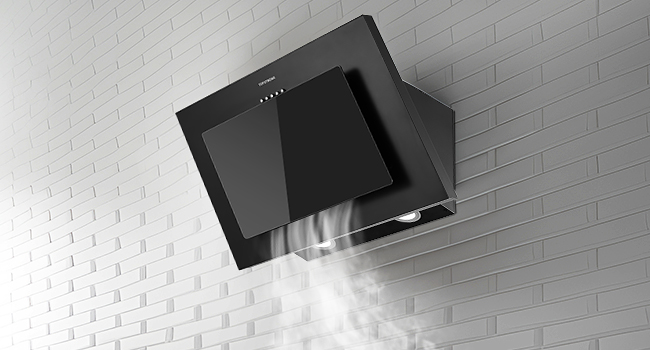 Hotte de cuisine inclinée noire montée sur un mur carrelé blanc, présentant un design moderne et élégant avec un panneau avant plat.