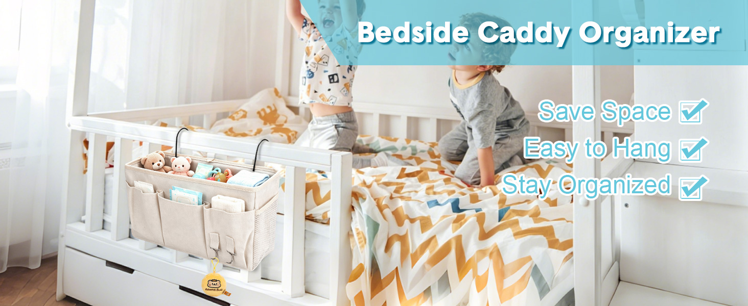 Der Text lautet „Bedside Caddy Organizer“ mit Häkchen, die auf folgende Funktionen hinweisen: „Großer Stauraum“, „Einfache Organisation“, „Bett organisiert“. Weißer Organizer aus Stoff, der am Babybett hängt, mit gemusterten Aufbewahrungsfächern.