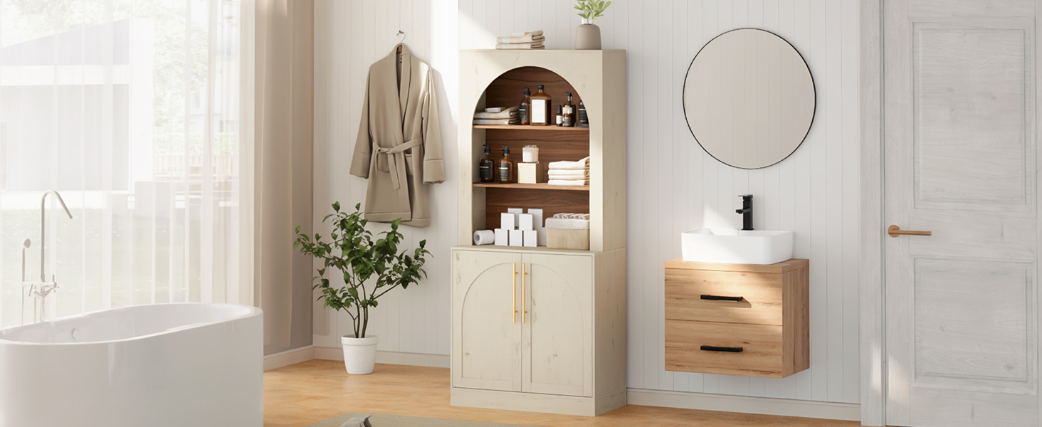 Interno bagno moderno e minimalista con vasca bianca autoportante, armadietto ad arco, specchio rotondo e mobili in legno con piante in vaso.