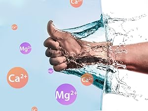 Lavarsi le mani con spruzzi d'acqua con i simboli delle molecole di Ca2+ e Mg2+ che galleggiano intorno, a dimostrazione del contenuto di minerali.