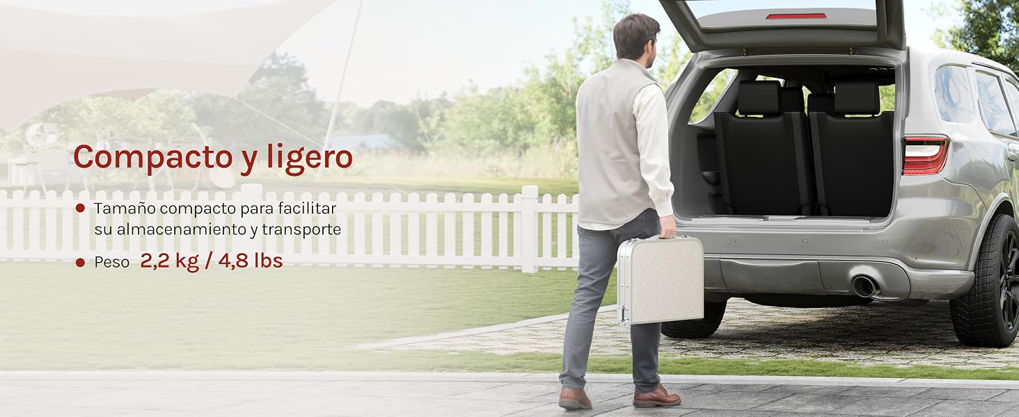 El texto dice «Compacto y ligero». Escena al aire libre que muestra una camioneta con el maletero abierto y el equipo de campamento o de viaje cargado.