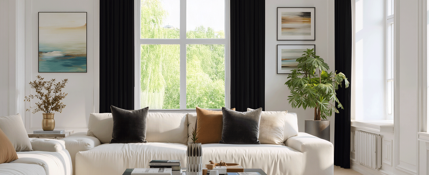 L'intérieur du salon moderne comprend un canapé sectionnel beige. des rideaux gris et de grandes fenêtres avec éclairage naturel.