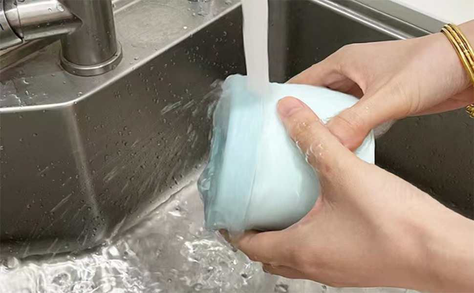 une personne lavant un contenant en plastique bleu dans un évier