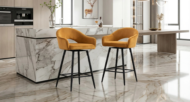 Moderna vetrina di interior design con sedie imbottite color marrone chiaro, mobili con struttura in metallo nero e pavimenti in marmo in uno spazio luminoso e aperto.