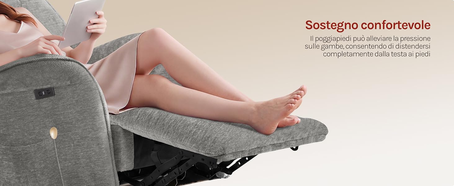 Il testo recita «Sostegno confortevole» e testo descrittivo in italiano. Le gambe della donna poggiano su pouf/poggiapiedi imbottiti grigi, a dimostrazione del comfort e della funzionalità di sostegno del prodotto d'arredo.