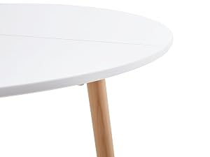 Vue rapprochée d'un plateau de table rond blanc avec des pieds en bois apparents, montrant une surface lisse et mate.