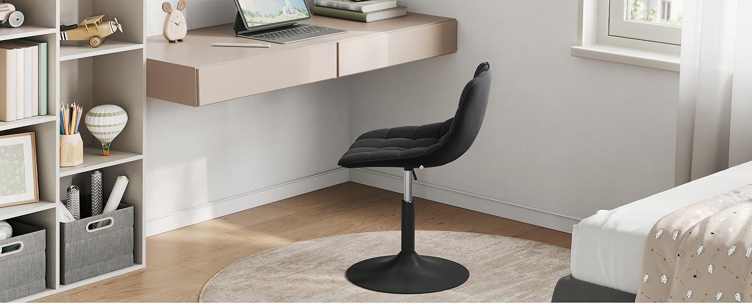 Spazio interno moderno con sedia girevole nera contro pareti bianche. Ambiente minimalista con linee pulite ed elementi di design contemporaneo.