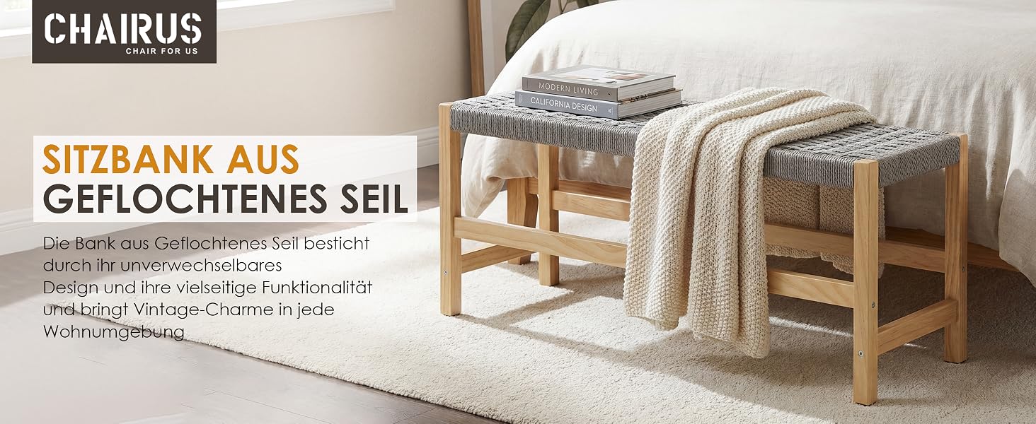 Der Text lautet „CHAIRUS“ und „SITZBANK AUS GEFLOCHTENES SEIL“. Holzbank mit geflochtenem Seilsitz und gestreiften Kissen in neutraler Wohnzimmeratmosphäre.