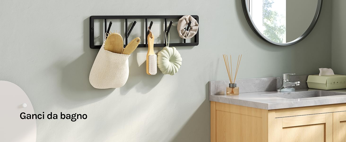 Il testo recita «Ganci da bagno». Organizer per accessori da bagno a parete con binario in metallo che contiene cestini intrecciati, asciugamani e ganci per appendere nella zona del mobile da bagno.