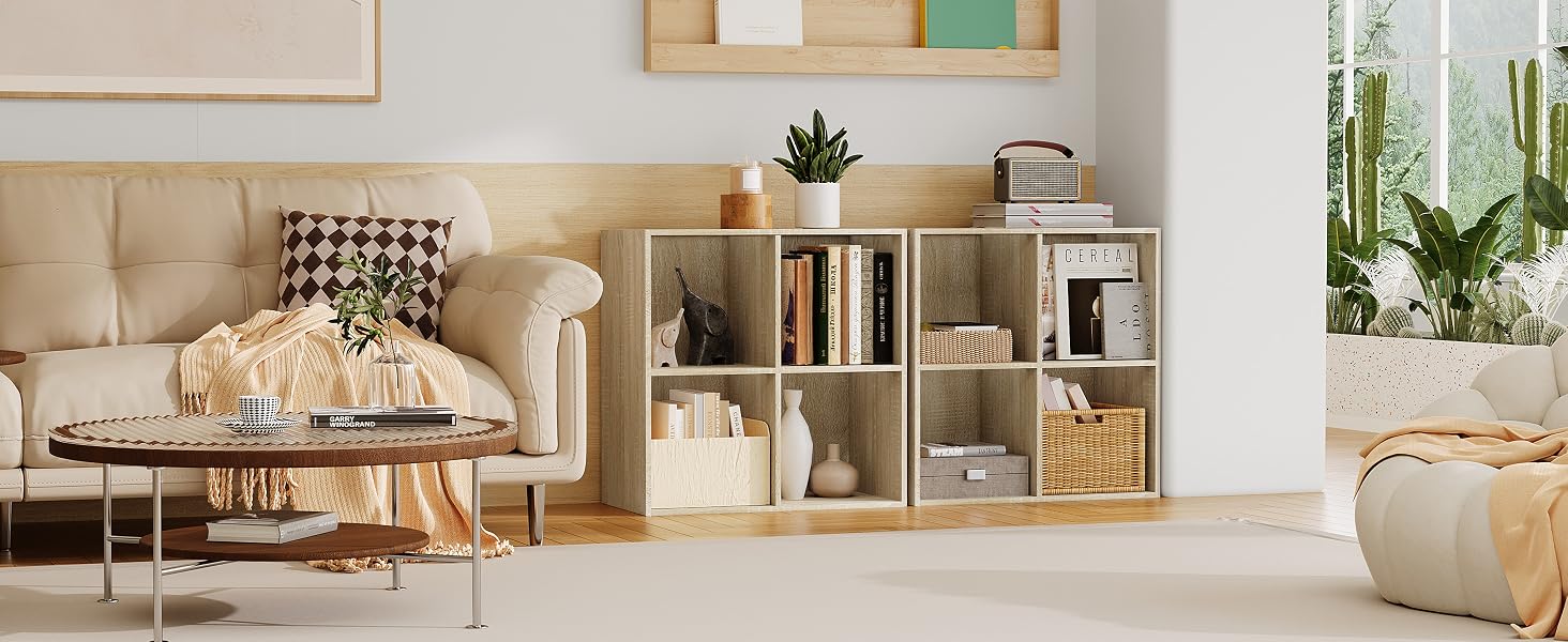 Interior de sala de estar moderno con unidad de almacenamiento en cubos, sofá, almohadas decorativas y plantas junto a la ventana