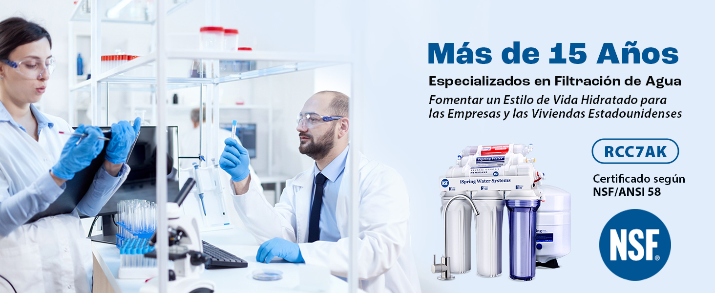 entorno de laboratorio que muestra la certificación del sistema de filtración de agua, con la marca de certificación NSF y el equipo técnico