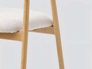 Cadre de chaise en bois naturel avec pieds en bois inclinés en gros plan sur fond blanc.