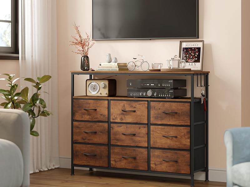 Medienkonsole im Industriestil mit Holzschubladen und schwarzem Metallrahmen, oben montierter Fernseher, positioniert an einer weißen Wand mit dekorativen