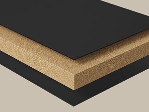 Vista en sección transversal de materiales estratificados que muestra capas exteriores negras que intercalan una capa intermedia de color tostado/beige, lo que demuestra la composición del material o los detalles de construcción.