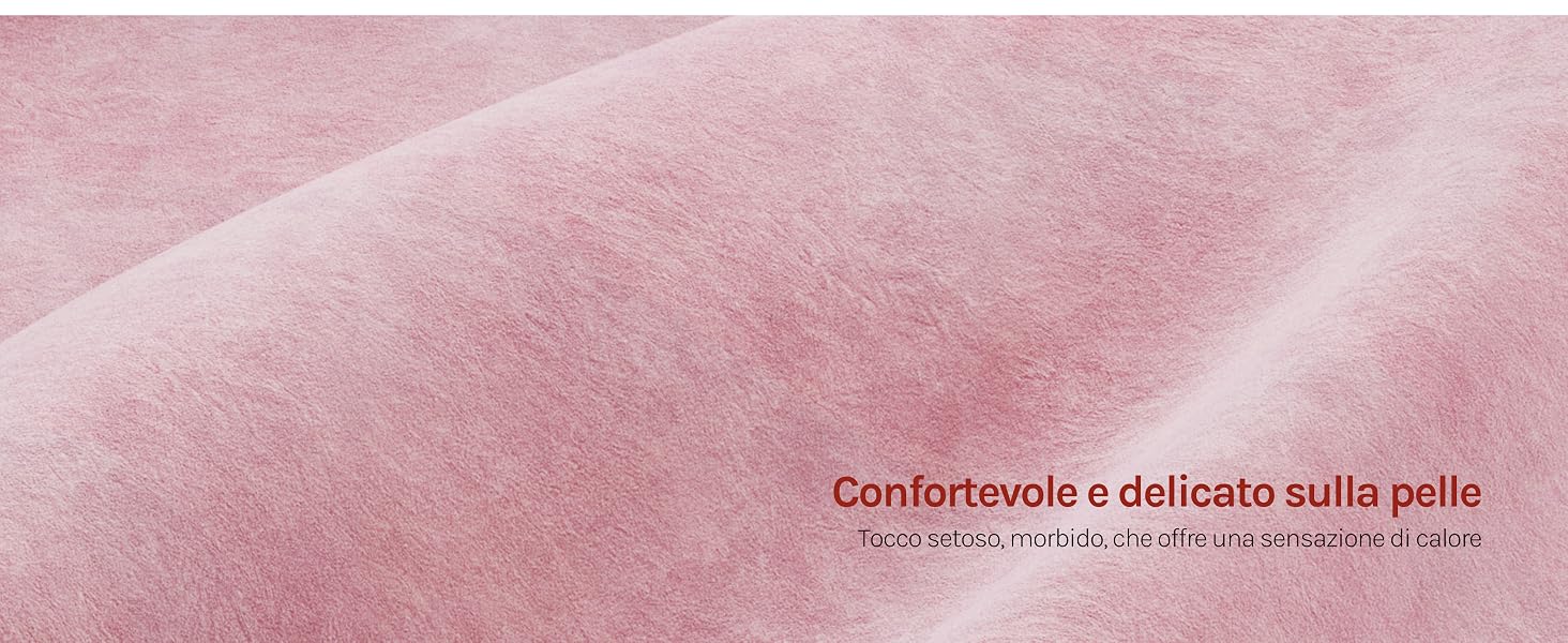 Il testo recita «Confortevole e delicato sulla pelle». Primo piano di tessuto strutturato rosa che mostra una superficie morbida e soffice.
