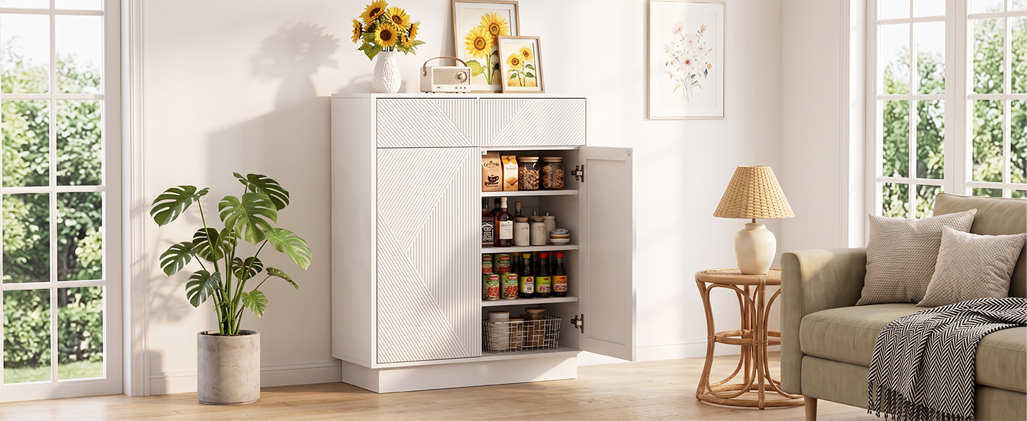 Luminoso spazio abitativo interno con ampie finestre, scaffale a radiatore bianco pieno di cestini portaoggetti, pianta in vaso, tavolino in legno con lampada e divano imbottito beige.