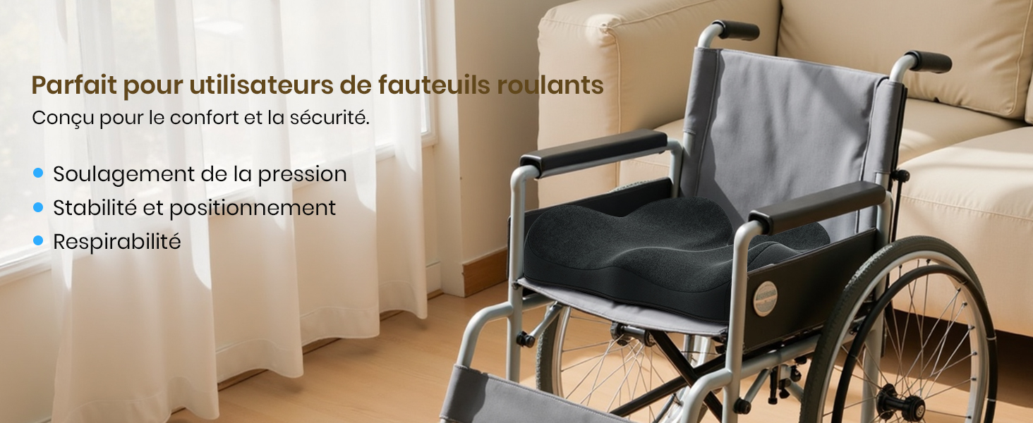 Le texte se lit comme suit : « Parfait pour utilisateurs de fauteuils roulants » « Soulagement de la pression » « Stabilité et positionnement » « Respirable ». Fauteuil roulant avec coussin gris dans une pièce lumineuse avec rideaux.