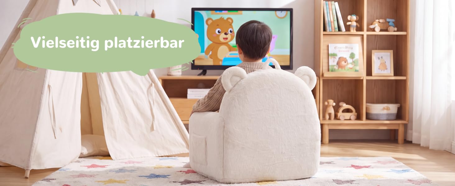 Der Text lautet „Wäschebig platzsparender“. Person, die auf dem Boden sitzt und weiße Wäsche zusammenfaltet. Im Hintergrund ist ein Regal und organisierter Stauraum sichtbar.