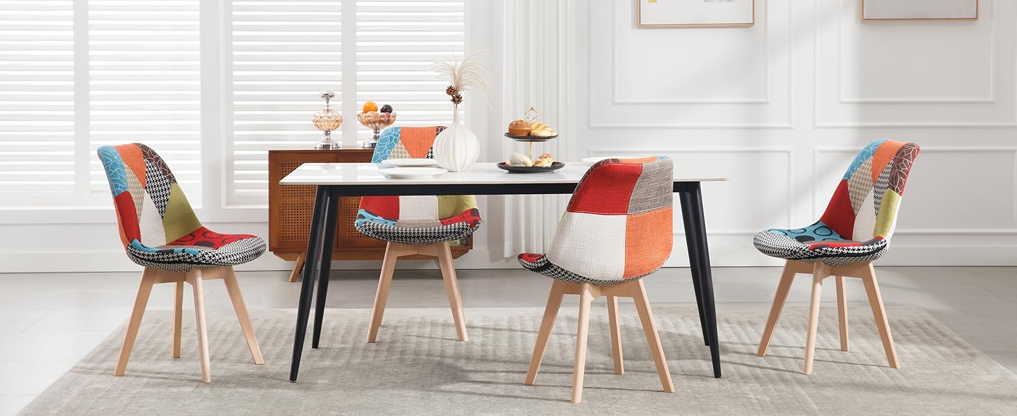Set da pranzo con tavolo rettangolare bianco e sei sedie patchwork colorate con gambe in legno. Design moderno in un ambiente interno luminoso e minimalista