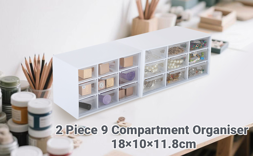 Organizzatore portaoggetti in plastica bianca con 18 scomparti, divisi in due pezzi da 9 sezioni ciascuno. Dimensioni: 18 x 10 x 11,8 cm. Contiene vari materiali per il fai da te in sezioni trasparenti.