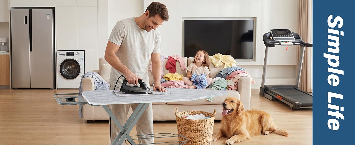 El texto dice «Simple Life». Escena interior que muestra la actividad de planchar en la sala de estar con lavadora, TV y un golden retriever presentes.