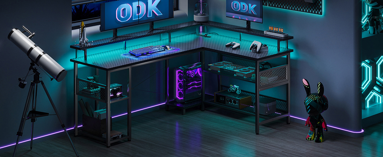 Gaming-Setup mit L-förmigem Schreibtisch mit LED-Beleuchtung, zwei Monitoren, Teleskop und Gaming-Zubehör, beleuchtet durch blaue und lila Umgebungsbeleuchtung