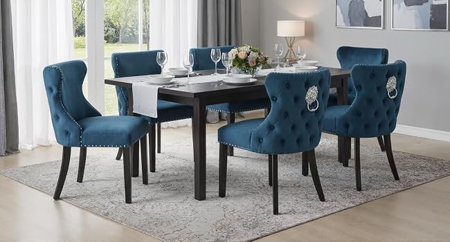 Set da pranzo moderno con sedie trapuntate in velluto verde acqua e tavolo in legno scuro, presentato in interni luminosi con tappeto grigio.