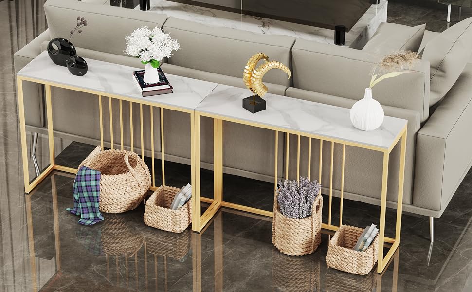 Goldener Konsolentisch auf Couch