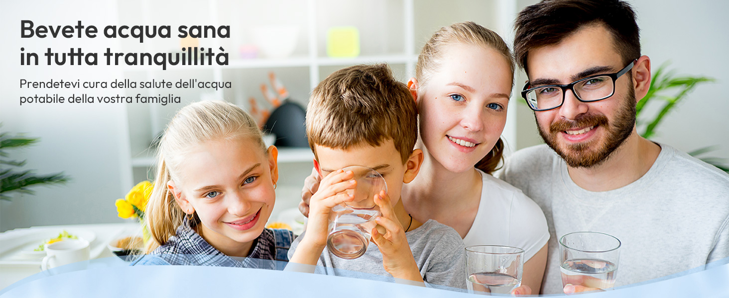 Il testo recita «Bevete acqua sana in tutta tranquillità». Scena di una riunione di famiglia che mostra più persone attorno a un tavolo, che sembrano godersi un pasto insieme.