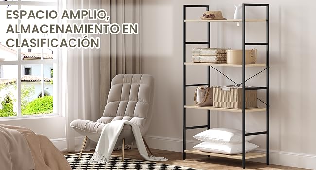 una habitación con una silla, una silla y un estante.