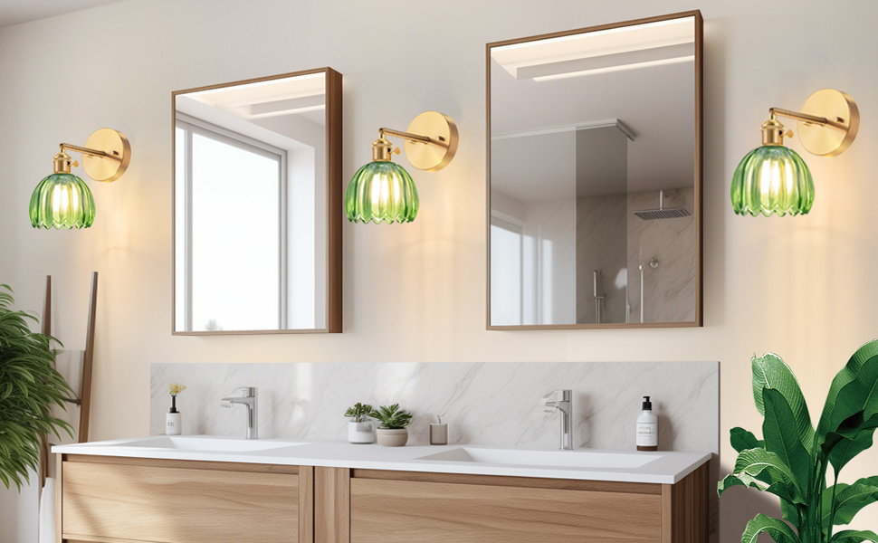 con due specchi, mobili in legno, ripiani bianchi e applique in vetro verde che creano un