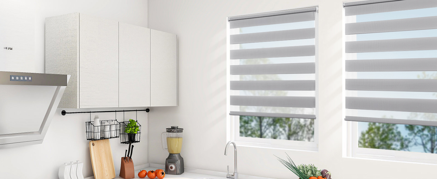 Intérieur de cuisine blanc moderne avec hotte de cuisine encastrée et stores horizontaux alternés clair/foncé