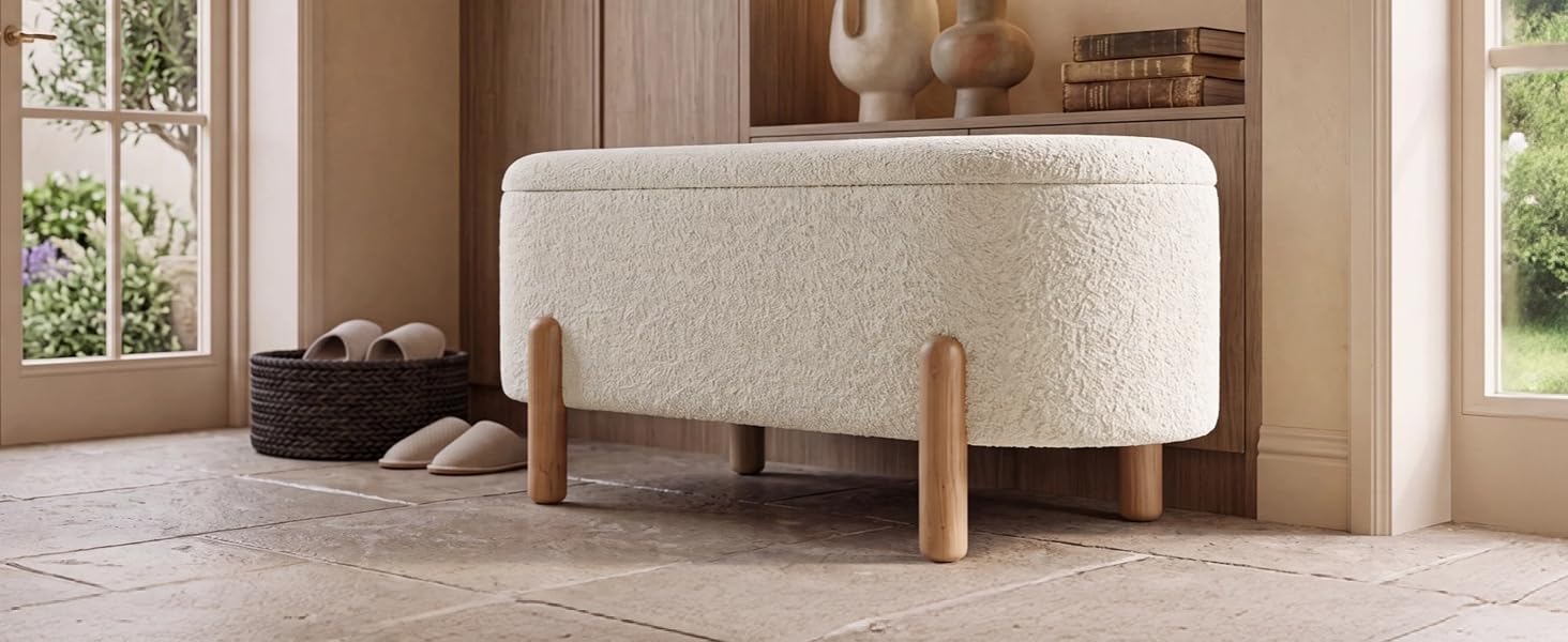 Intérieur de chambre moderne avec pouf rembourré arrondi blanc ou banc de rangement bas avec repose-pieds en bois sur moquette claire.