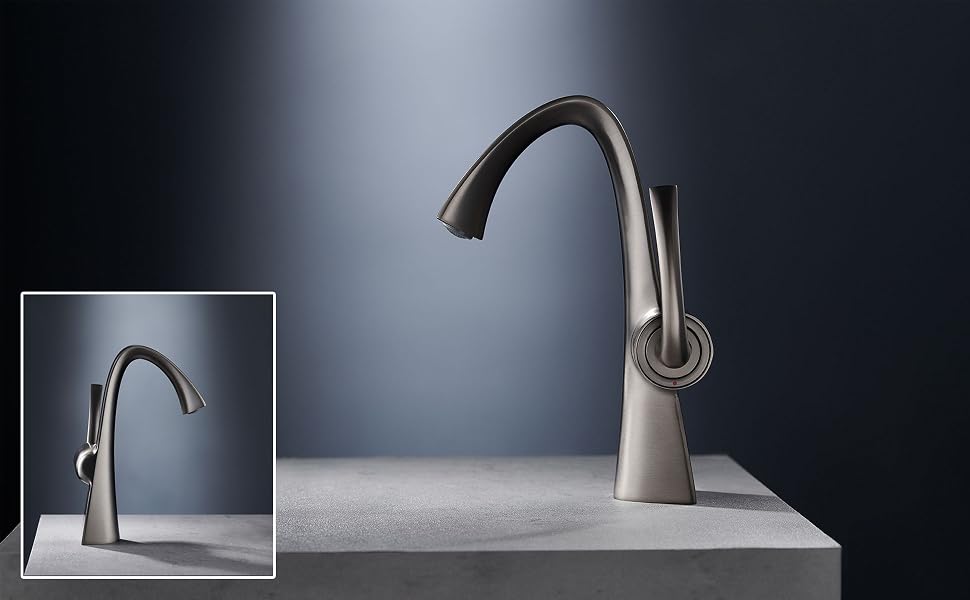 Série de photos de produits minimalistes montrant un robinet ou un robinet moderne sur un fond sombre, mettant en valeur son design élégant sous plusieurs angles.