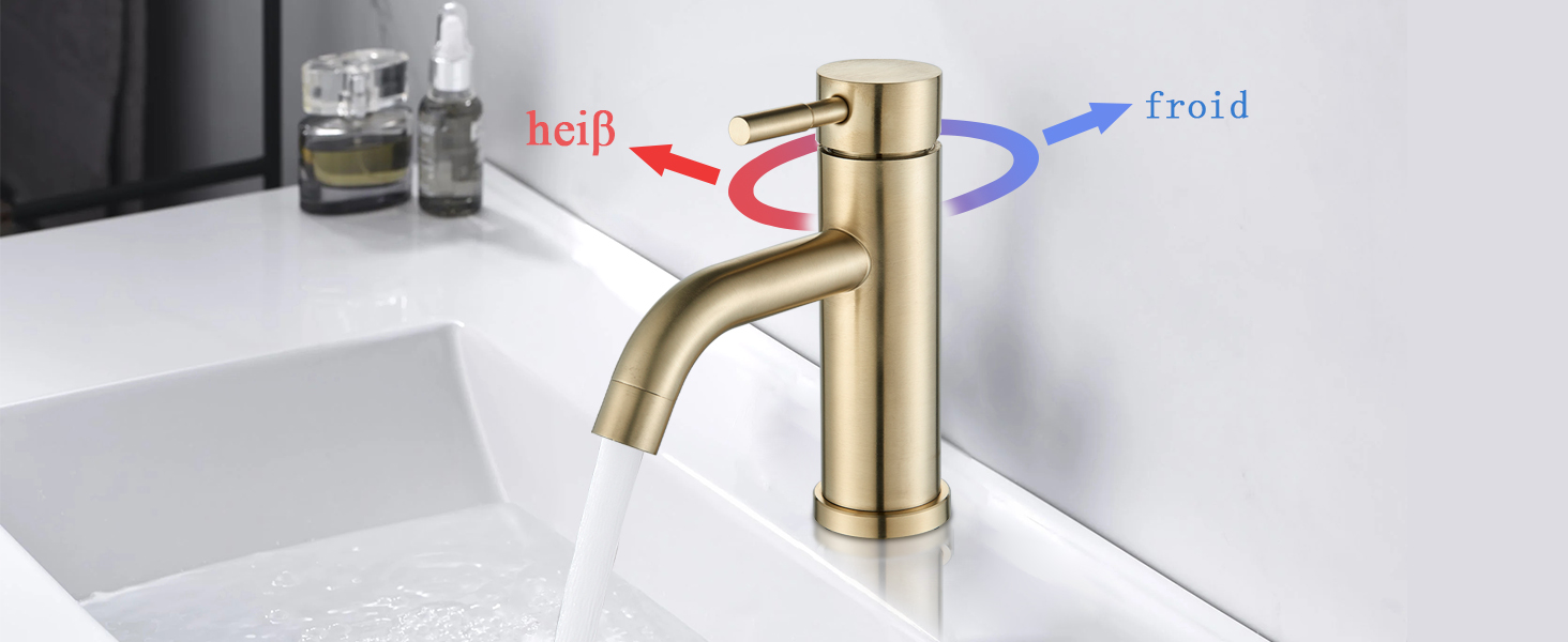 avec poignée unique. L'eau s'écoule par un bec incurvé. Les flèches indiquent la direction de l'eau chaude et de l'eau froide. Évier blanc visible en arrière-plan.