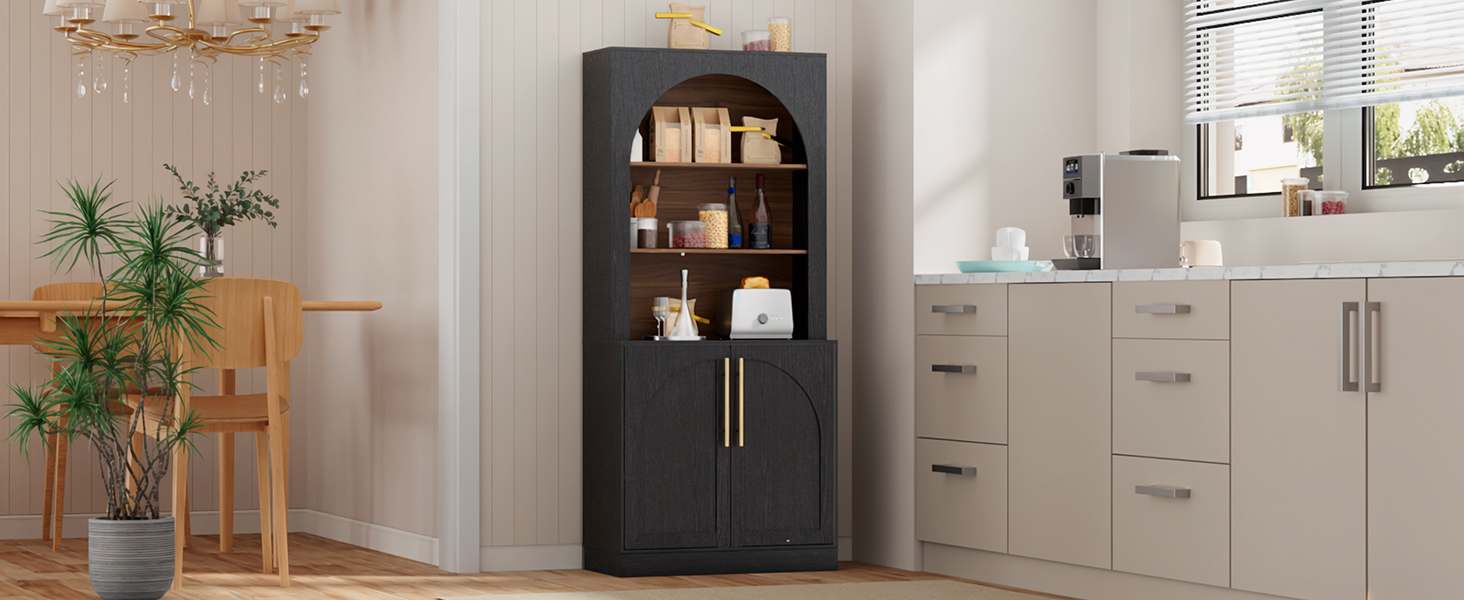 Spazi interni moderni che mostrano cucina e soggiorno con pareti bianche, pavimenti piastrellati e mobili ed elettrodomestici contemporanei.