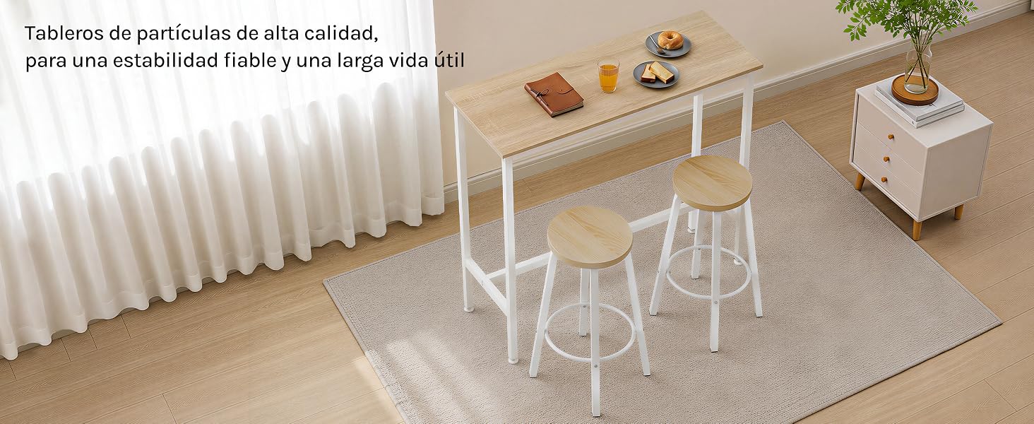 El texto dice «Sistemas de purificación de aire naturales, para una privacidad firme y una larga vida útil». Comedor luminoso y minimalista con sillas blancas, mesa de madera natural, maceta, cortinas blancas y alfombra ligera.