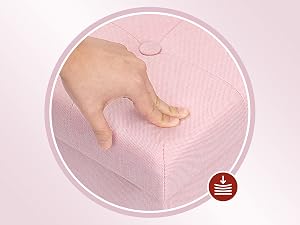 Demostración en primer plano de la textura y suavidad del material de tela rosa acolchada, que muestra la interacción táctil