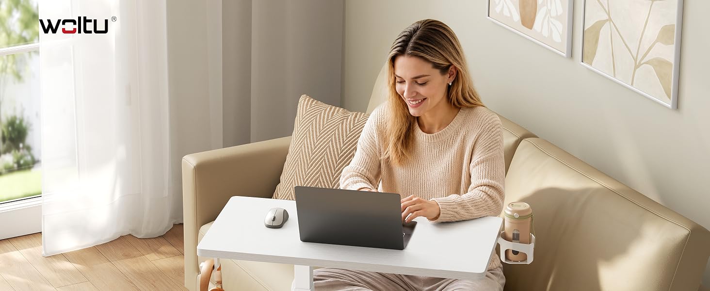 El texto dice el logotipo «weitu». Mujer sentada en un sillón beige con ordenador portátil, rodeada de almohadas y ropa de cama de tonos neutros en un dormitorio minimalista con iluminación natural.