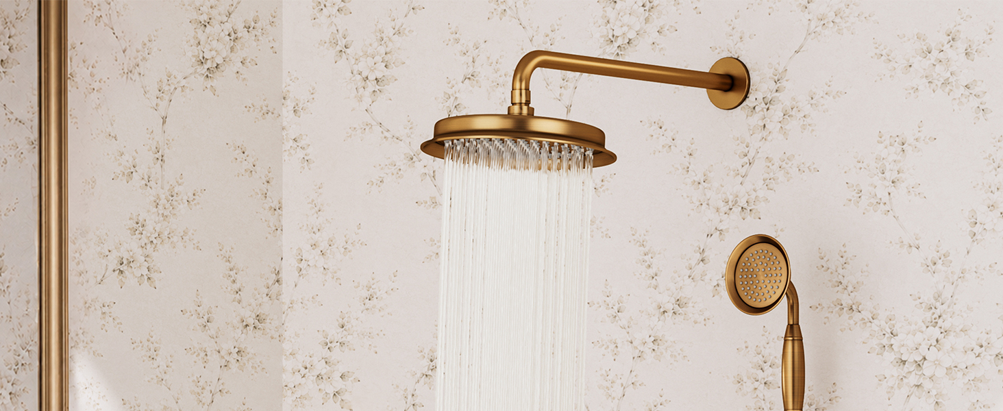 Cabezal de ducha fijo con acabado en oro y latón cepillado montado en la pared de azulejos del baño. Gran cabezal de ducha circular tipo lluvia con brazo curvo a juego y rociador manual independiente.