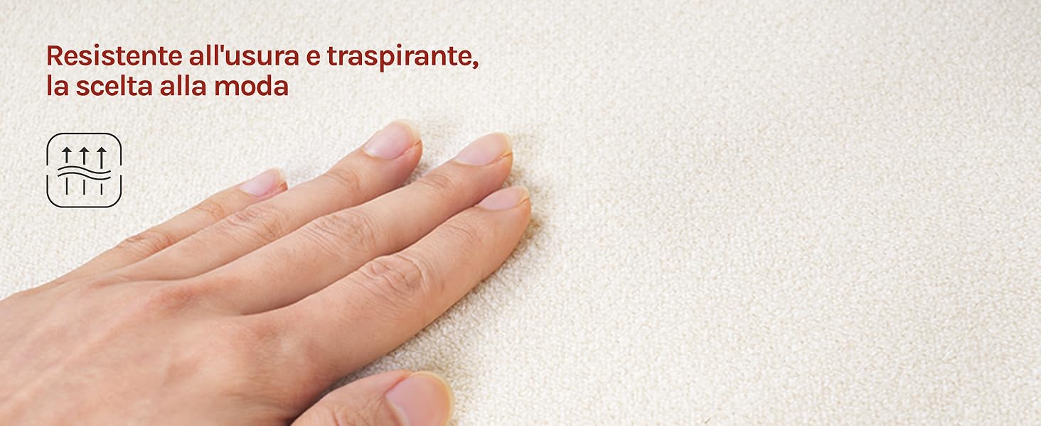 Il testo recita «Resistente all'usura e trasparente, la scelta alla moda» con icone che mostrano la durabilità del materiale. La mano mostra il materiale trasparente o traslucido che viene stirato, dimostrando le caratteristiche di flessibilità e durata della copertura protettiva o della pellicola protettiva del prodotto.