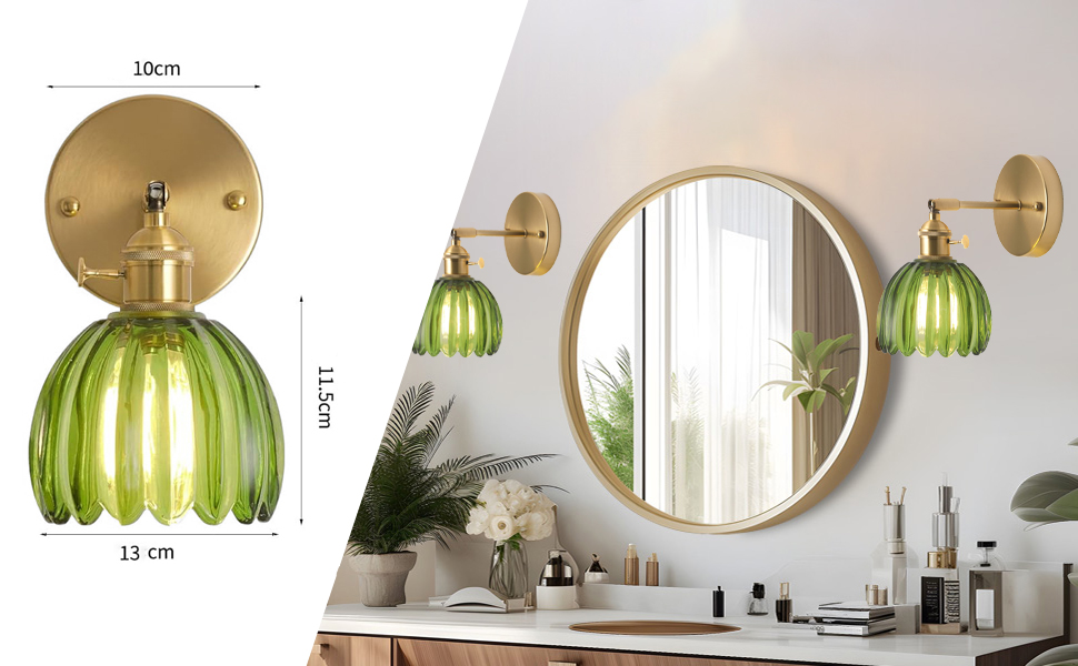 con paralume in vetro verde rigato, mostrato accanto allo specchio del bagno e