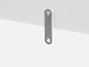 un primer plano del soporte metálico sobre un fondo blanco